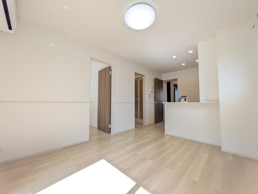 居室・リビング　白色系のリビングで清潔なイメージ。家具選びが楽しめます。