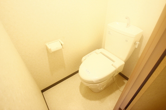 トイレ　※掲載写真は同マンション別部屋参考写真となります。