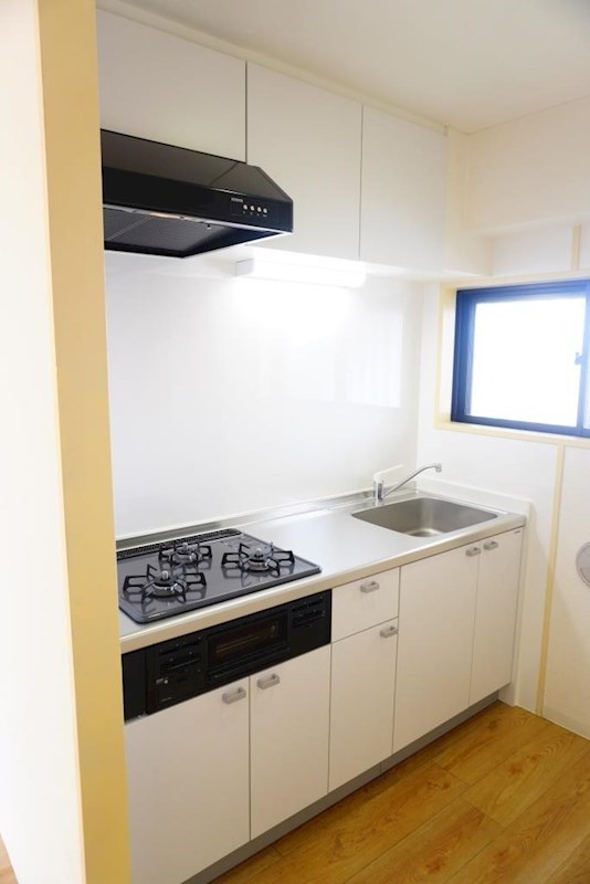 キッチン　３口ガスコンログリル付システムキッチンでお料理ラクラク