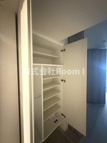 玄関　収納もある玄関です
