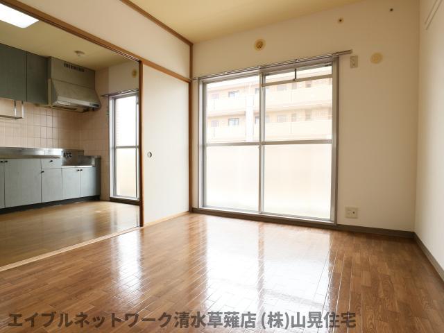 居室・リビング　こちらのリビングで趣味の時間をお楽しみください