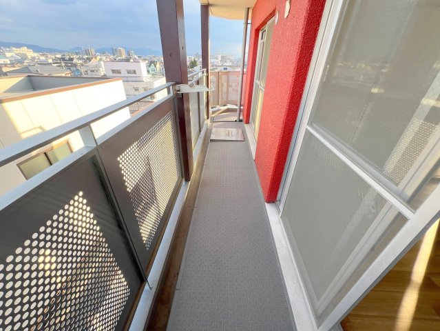 バルコニー　風通しの良いバルコニー。洗濯物もよく乾きそうです。