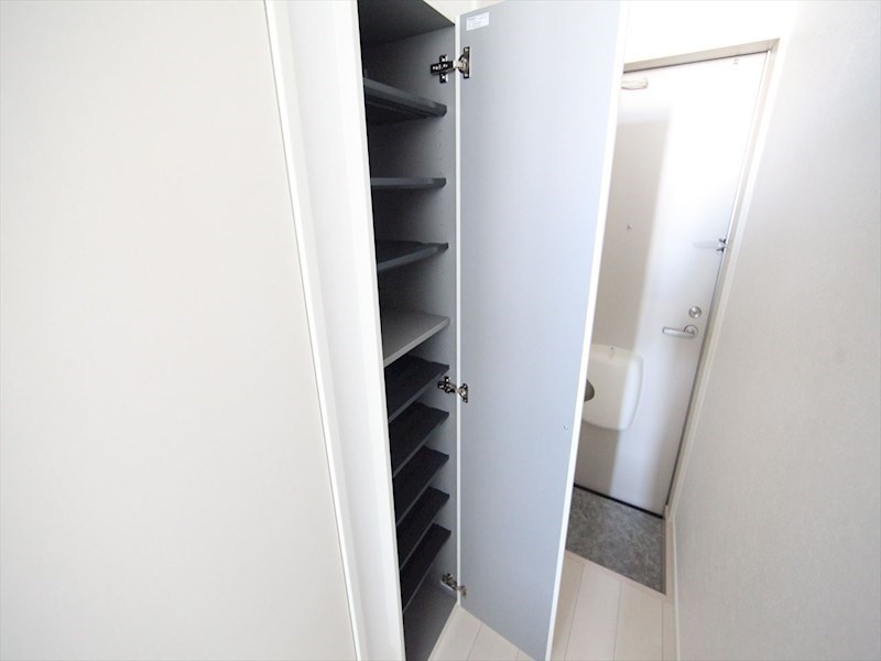 玄関　玄関　シューズボックス付（収納充実してます）