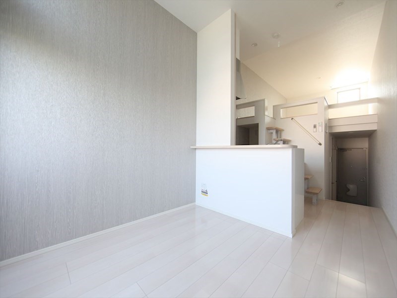 居室・リビング　洋室7.7帖　ロフト5.2帖（収納にも寝室にも使用できます）