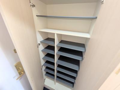 玄関　写真は４０２（南Ｂタイプ）