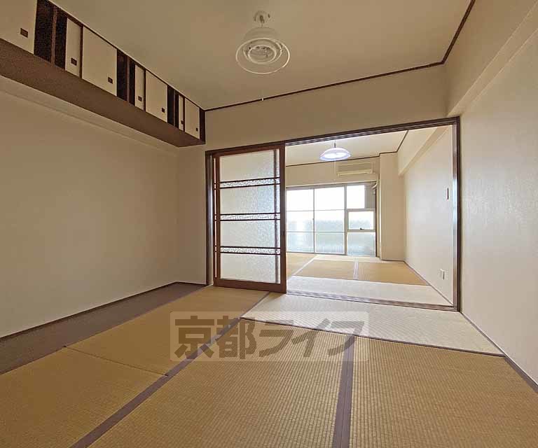 居室・リビング　落ち着いた和室の続き間です。ノスタルジックな柄ガラスの...