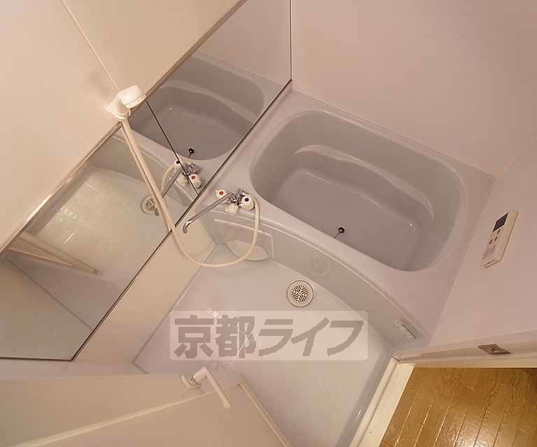 バス・シャワールーム　ゆったりセパレートタイプの浴室です。