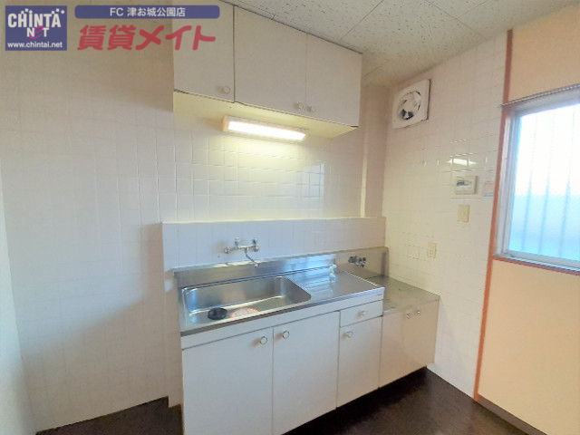 キッチン　同物件別部屋写真