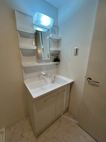 洗面設備　スペースが確保できる洗面所です