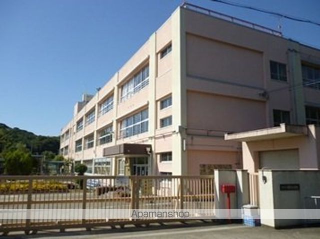 小学校　和歌山市立岡崎小学校（小学校）まで1156m
