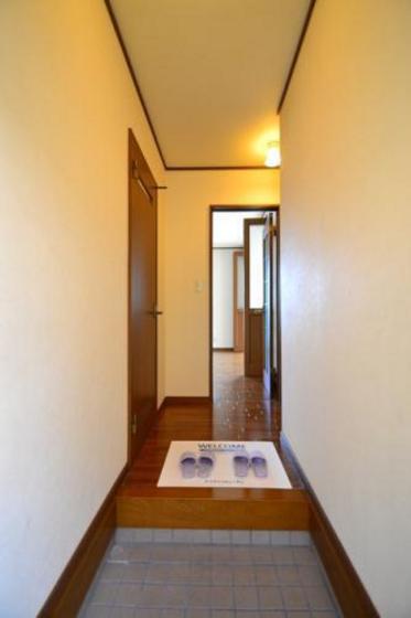 玄関　※他の号室の写真です。