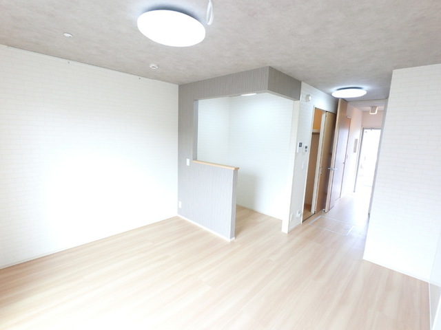 居室・リビング　居室です。明るいフローリングフロアです。