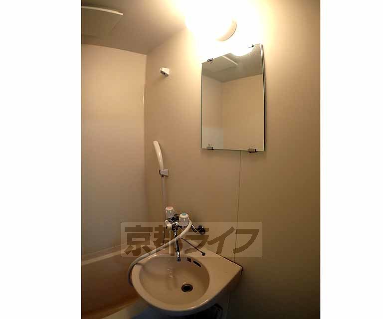 洗面設備　綺麗な洗面台です。