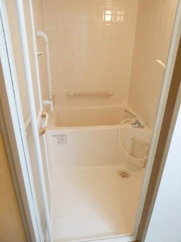 バス・シャワールーム　お風呂は広々としていて手すりもあり、高齢者の方も安全です♪