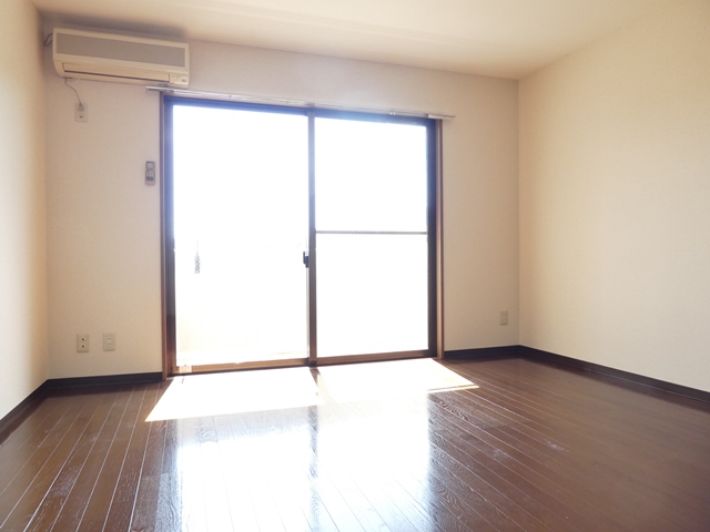 居室・リビング　西向き陽当たり良好で明るい7.8帖の広々とした洋室です♪