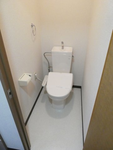 トイレ　温水洗浄便座付きのトイレです♪