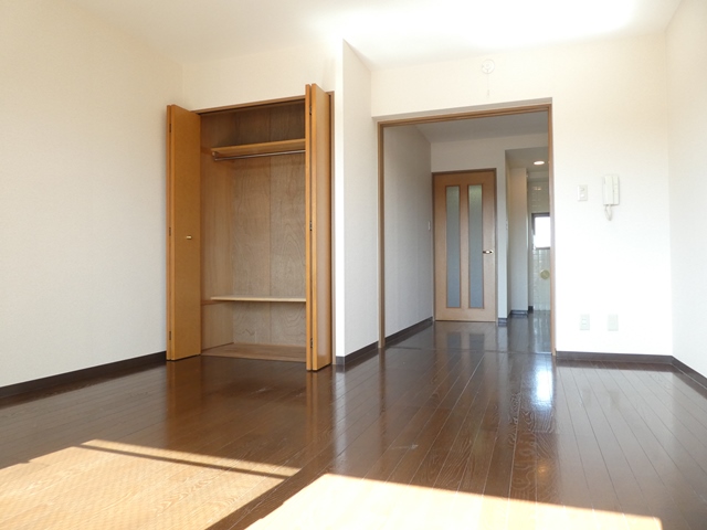 収納　バルコニー側からの洋室7.8帖です。クローゼット付きです♪