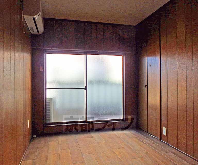 居室・リビング　木のぬくもりを感じる明るい雰囲気のお部屋です。