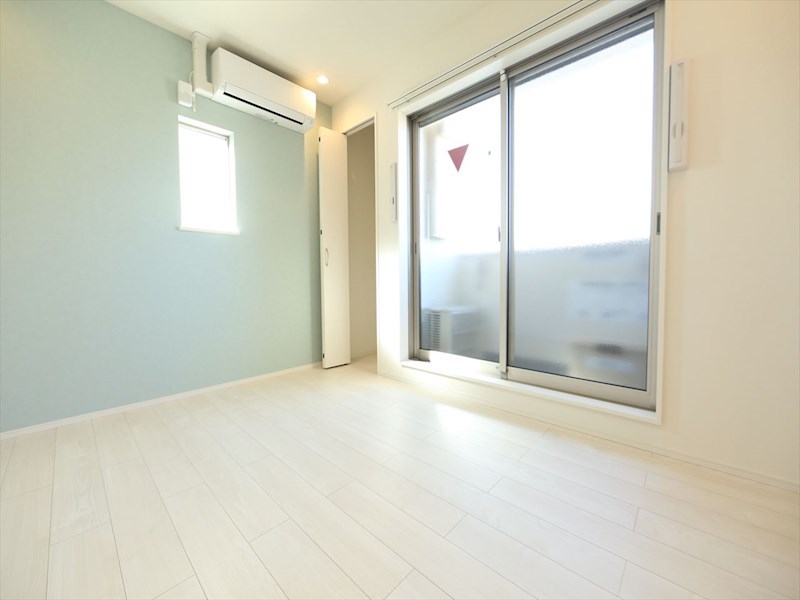 居室・リビング　洋室7.9帖　クローゼット付　バルコニー　同仕様写真