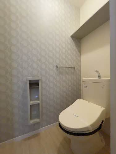 トイレ　落ち着いた色調のトイレです