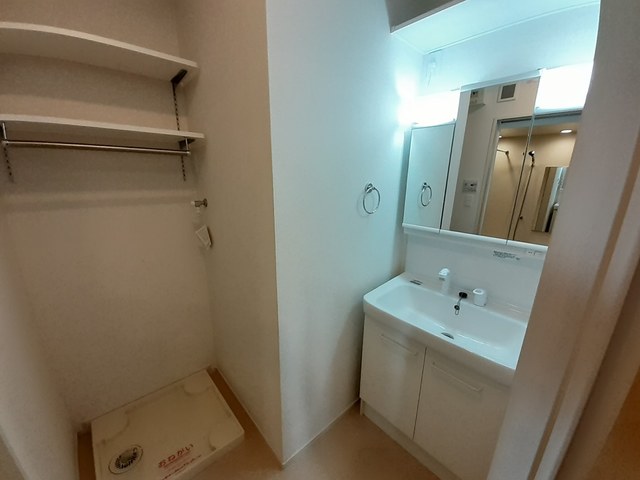 洗面設備　三面鏡付きの洗面台はうれしいですね！