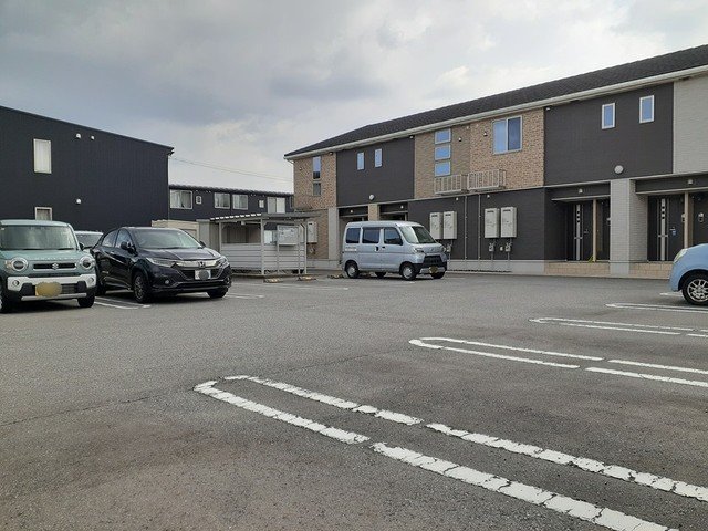 駐車場　駐車場があるので、車を買う予定の方も安心です