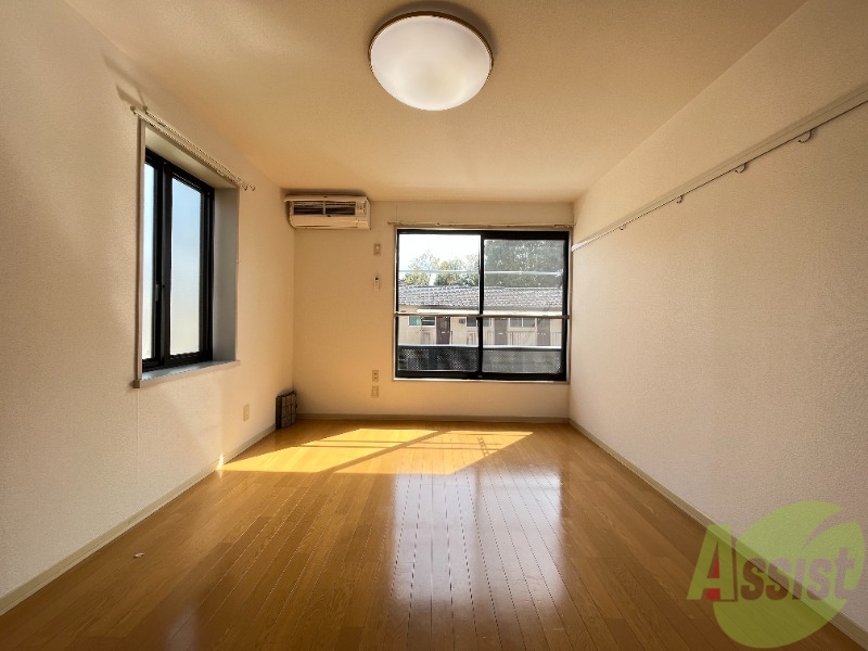 居室・リビング　こちら７．２帖の生活のメインとなる洋室です。