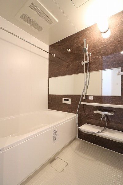 バス・シャワールーム　追焚機能、浴室乾燥機付のバスルーム