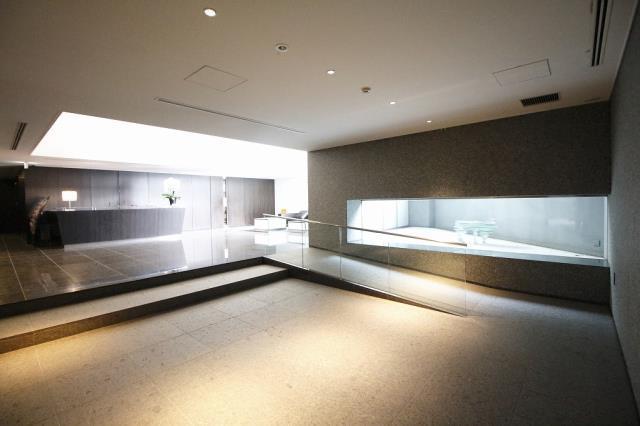 ドラックストア　トモズ東京ミッドタウン店（ドラッグストア）まで486m