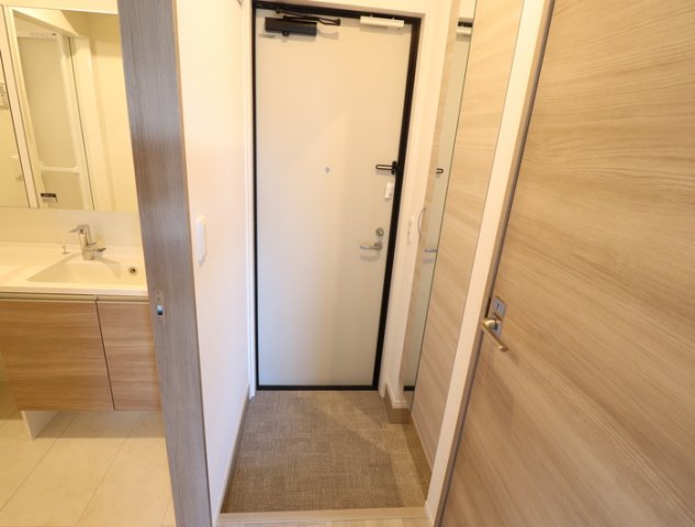 玄関　※同タイプの部屋写真です
