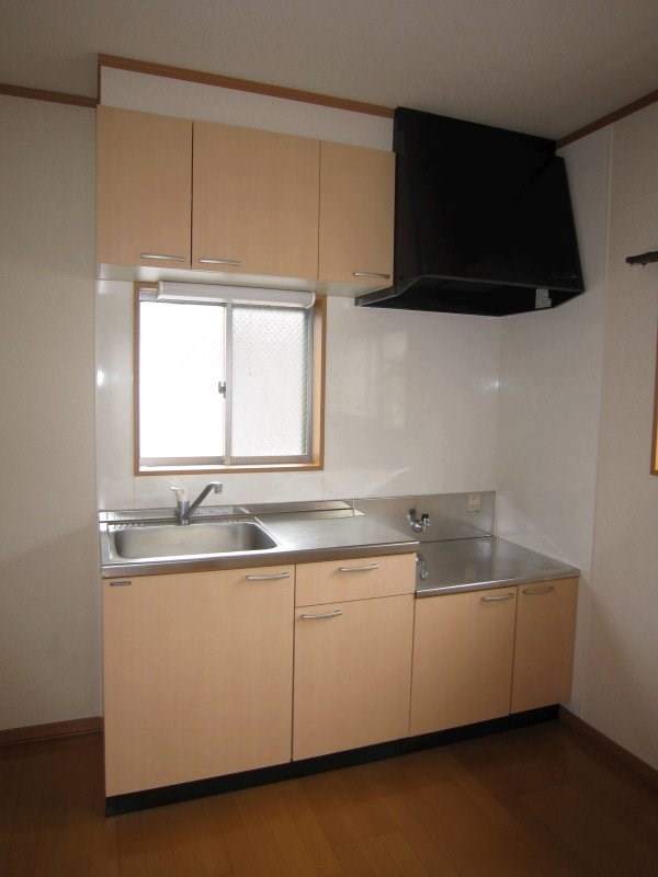 キッチン　自然光が入る窓のあるキッチン（反転タイプ）