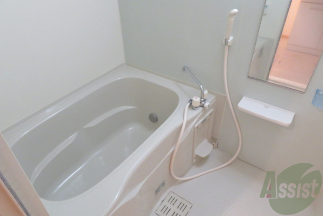 バス・シャワールーム　バスルームは狭すぎず、シャワーも浴びやすそうです。