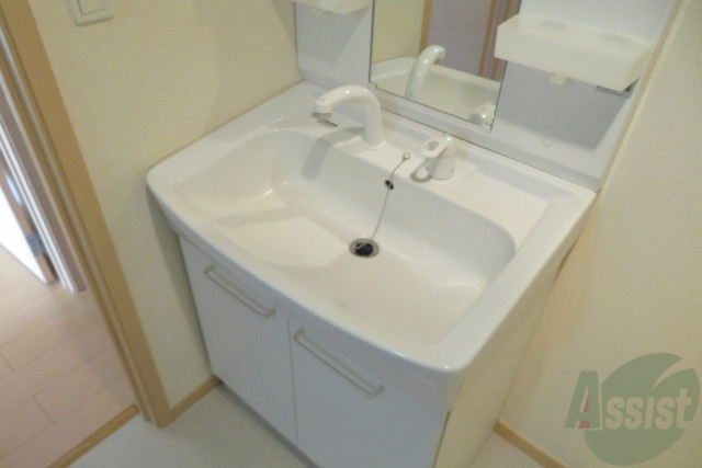 洗面設備　洗面台は独立していて、朝の準備も捗りそうです。