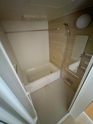 バス・シャワールーム　※同物件、同タイプ、間取り反転のお部屋です