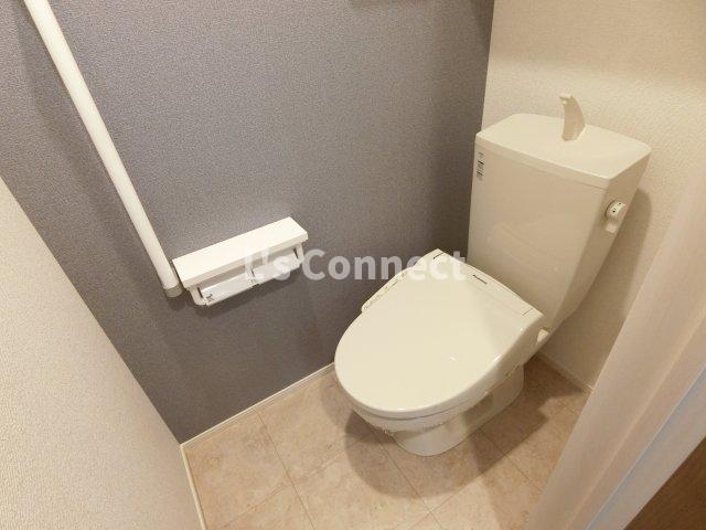 トイレ　温水洗浄便座付きのトイレ。