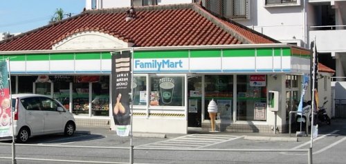 コンビニ　沖縄ファミリーマート うるくたから店（コンビニ）まで866m