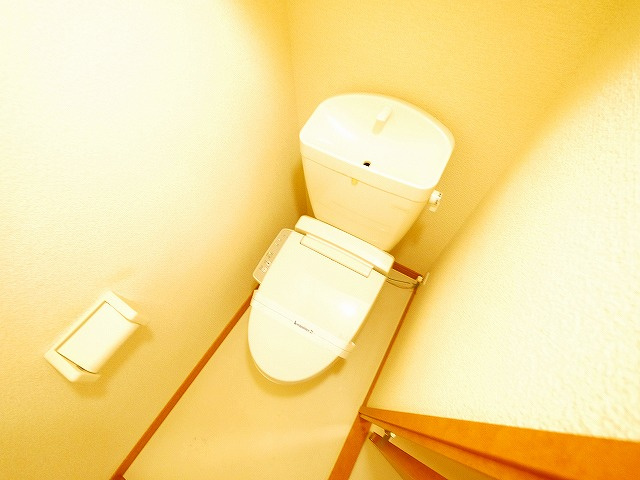 トイレ　落ち着いた色調のトイレです