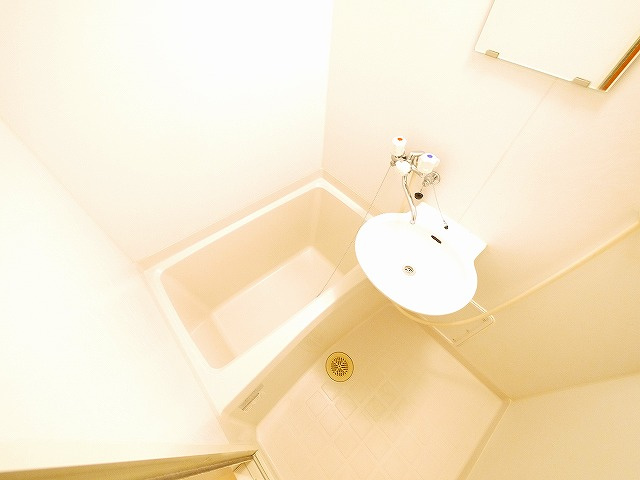 洗面設備　明るい洗面所です