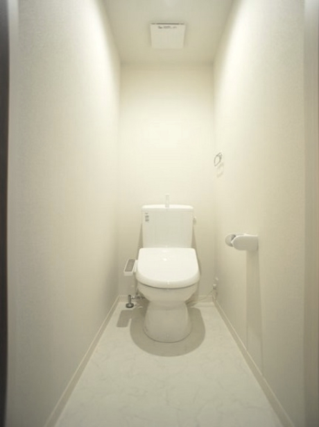 トイレ　温水洗浄暖房便座機能付きです♪