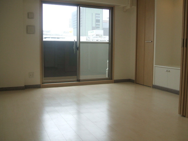 居室・リビング　フローリング　採光も良好