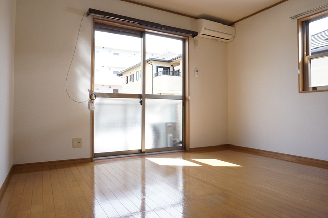 居室・リビング　★２面採光で明るい洋室です★