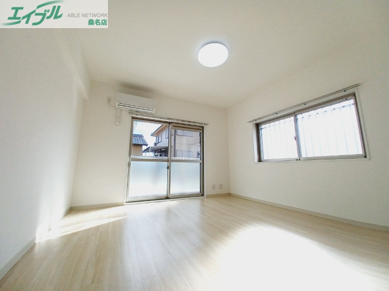 居室・リビング　同物件別室写真