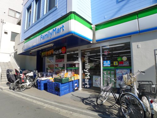 コンビニ　ファミリーマート 王子神谷駅前店（コンビニ）まで388m