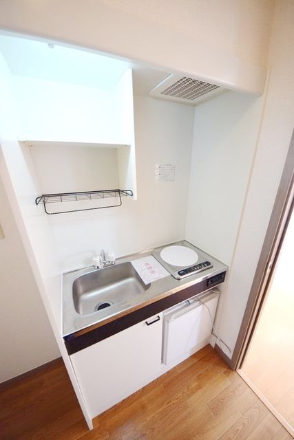 キッチン　★ＩＨコンロのキッチンスペースです。ミニ冷蔵庫も付いてます…