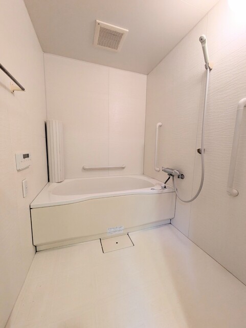 バス・シャワールーム　クリーニング前の写真です