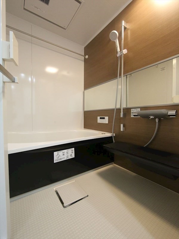 バス・シャワールーム　浴室暖房乾燥機付　追い焚き・オートバス機能付お風呂