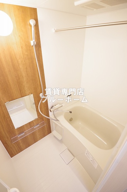 バス・シャワールーム　浴室乾燥機付きバスルーム！