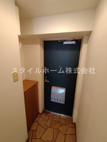 玄関　別部屋写真です。