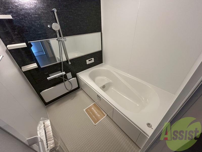 バス・シャワールーム　足を延ばし入れそうな浴槽です。一日の疲れを癒しましょう。