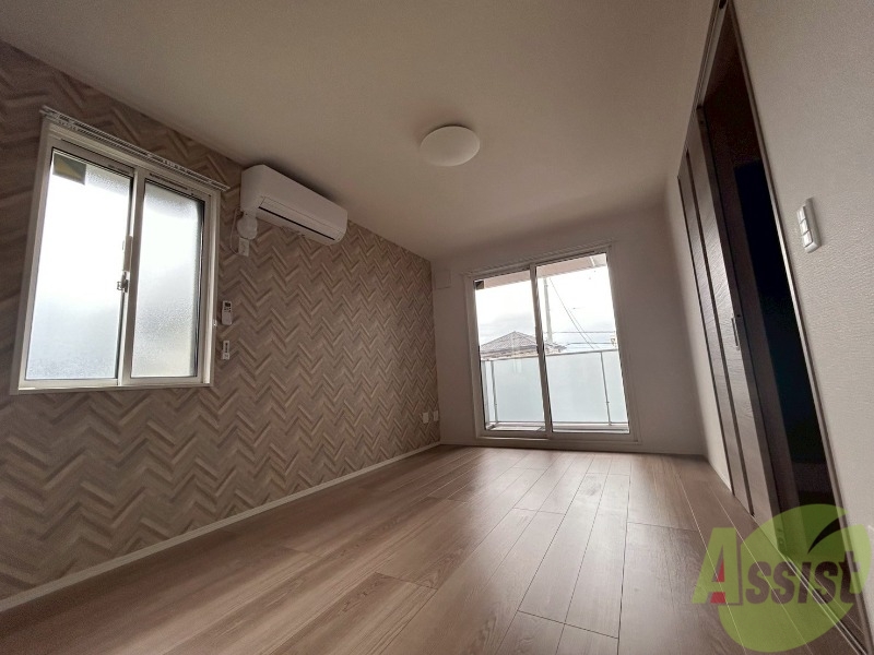 居室・リビング　広々としたリビング。明るく開放的な雰囲気のお部屋です。